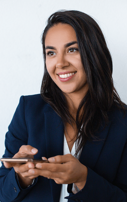 Mulher sorrindo com celular